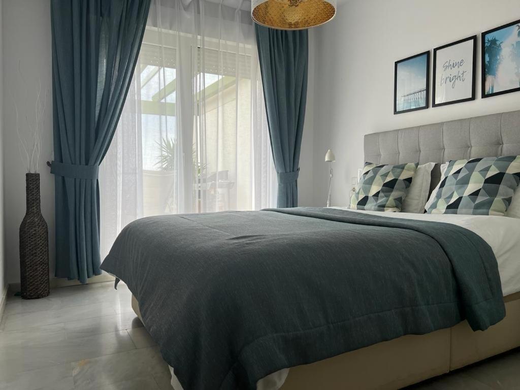 Frontline Beach Penthouse In Mi Capricho Sitio de Calahonda Exteriör bild