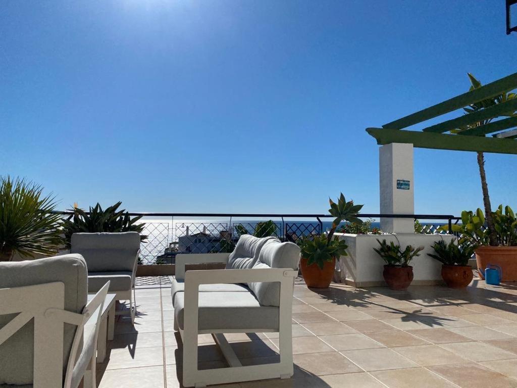 Frontline Beach Penthouse In Mi Capricho Sitio de Calahonda Exteriör bild